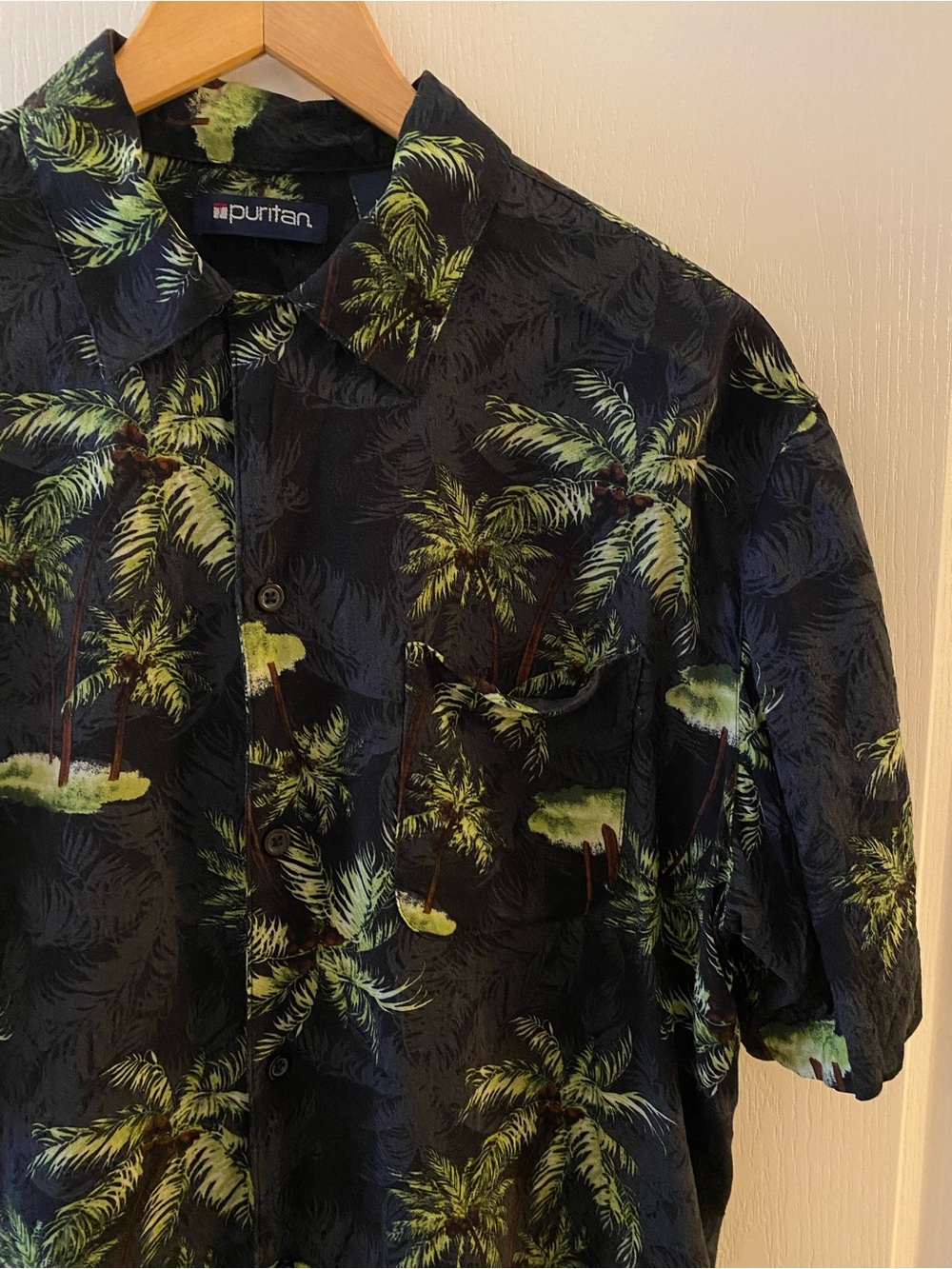 VINTAGE Hawaiian Resortwear Button Down Short Sleeve Shirt in Palm Trees - M